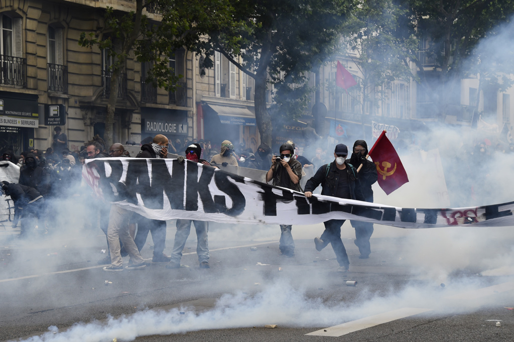 Gli scontri in piazza a Parigi